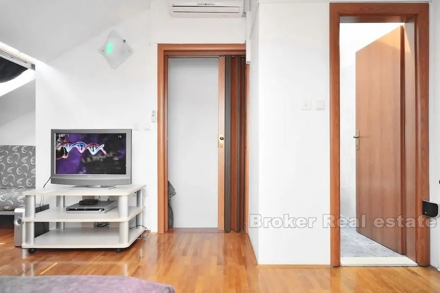 žnjan, potpuno namješten dvoetažni stan, za iznajmljivanje - slika 7