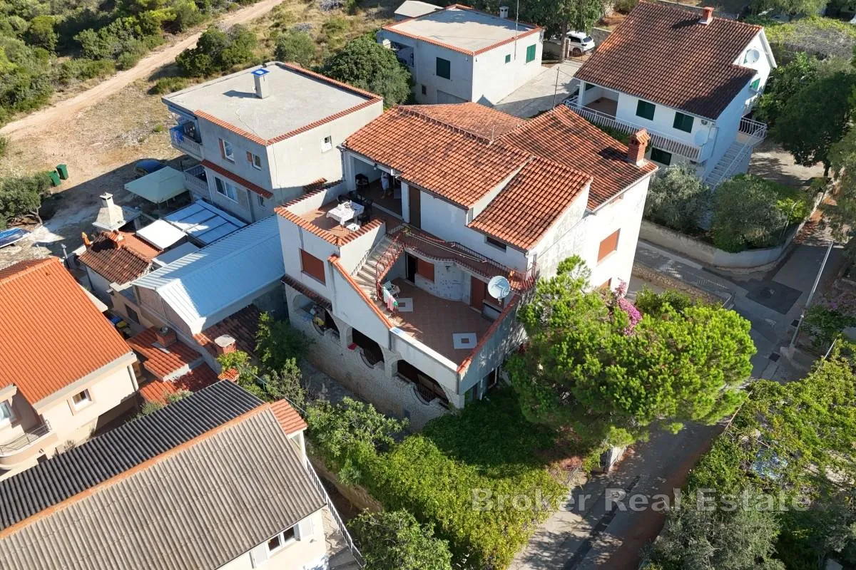 prostrana kuća 150 m od plaže i očaravajućim pogledom - slika 2