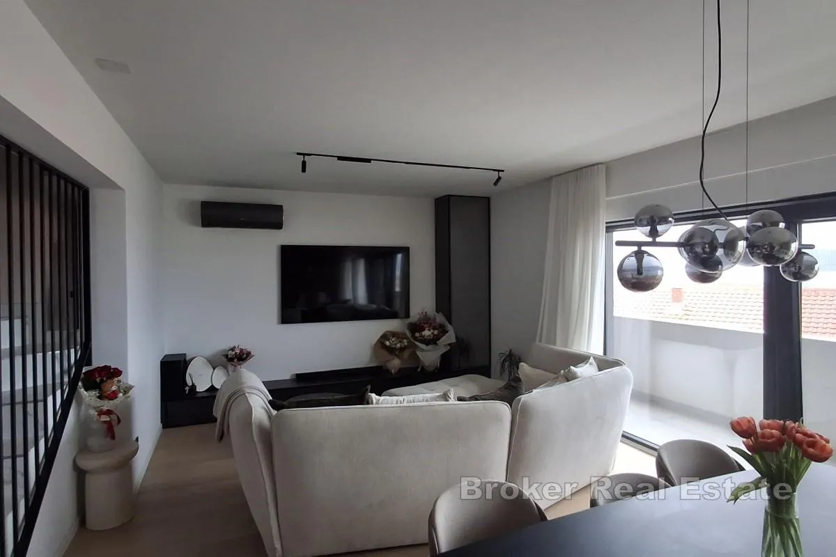 prostrani penthouse s otvorenim pogledom na more - slika 4