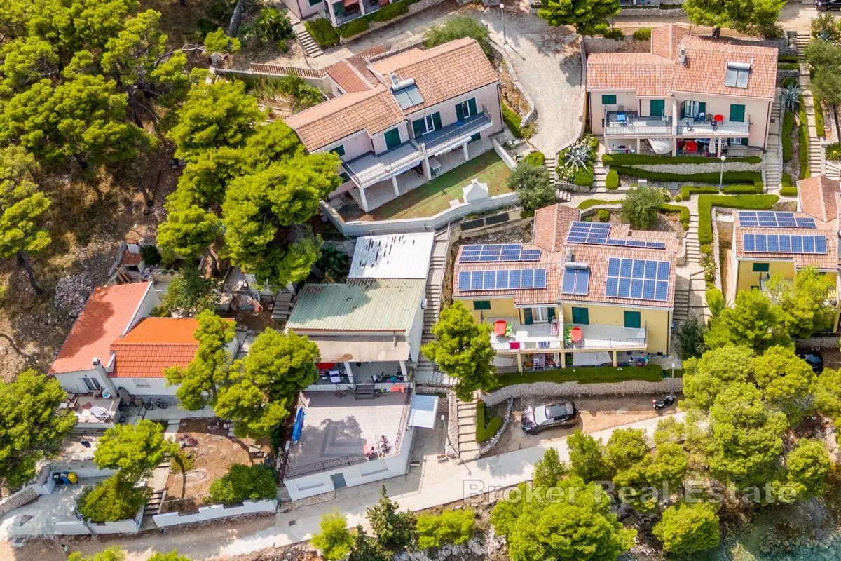 vila sa 4 apartmana i pogledom na more - slika 10