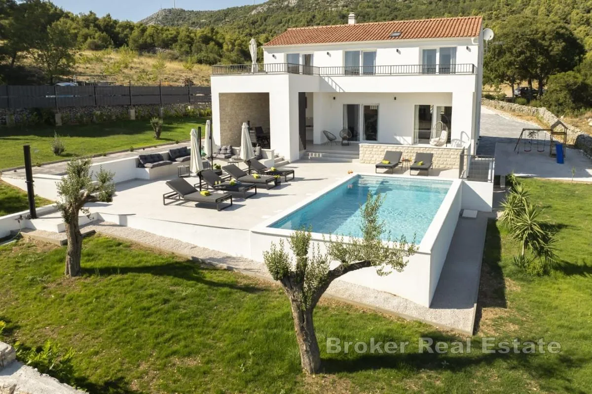 moderna vila s bazenom - slika 1