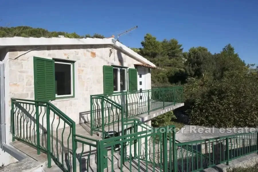 kamena kuća blizu mora - slika 12