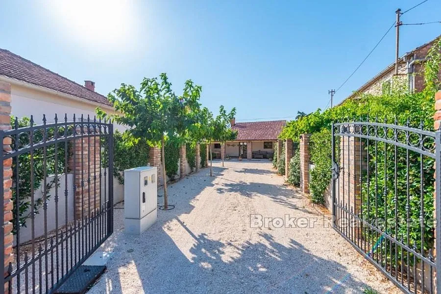 kamena kuća s bazenom u okolici zadra - slika 10