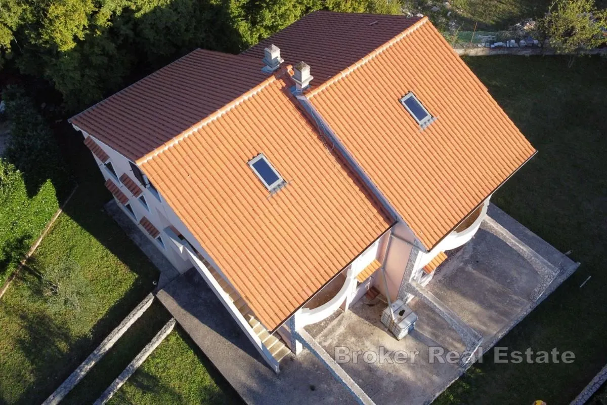Kuća sa četiri apartmana i potkrovljem na mirnoj lokaciji - Krk