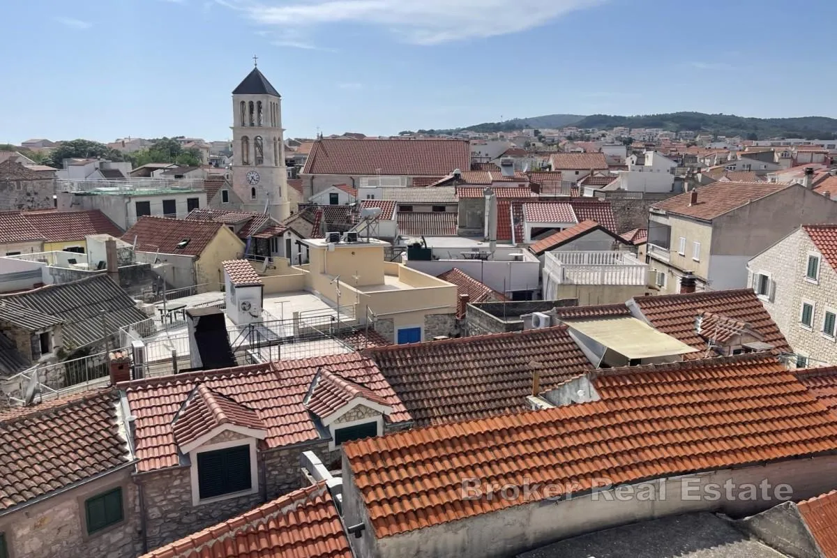 apartmanska kuća u centru grada - slika 2