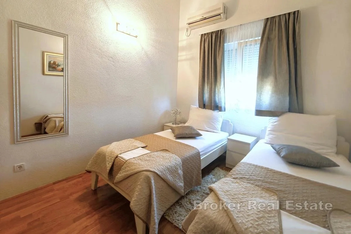 atraktivna apartmanska kuća s pogledom na more - slika 10
