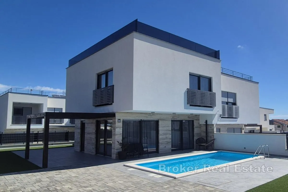 Moderna vila s bazenom i krovnom terasom - Vodice