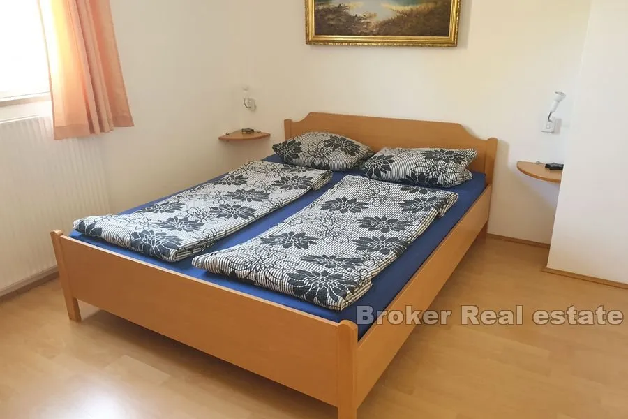 apartmanska kuća u drugom redu od mora - slika 14