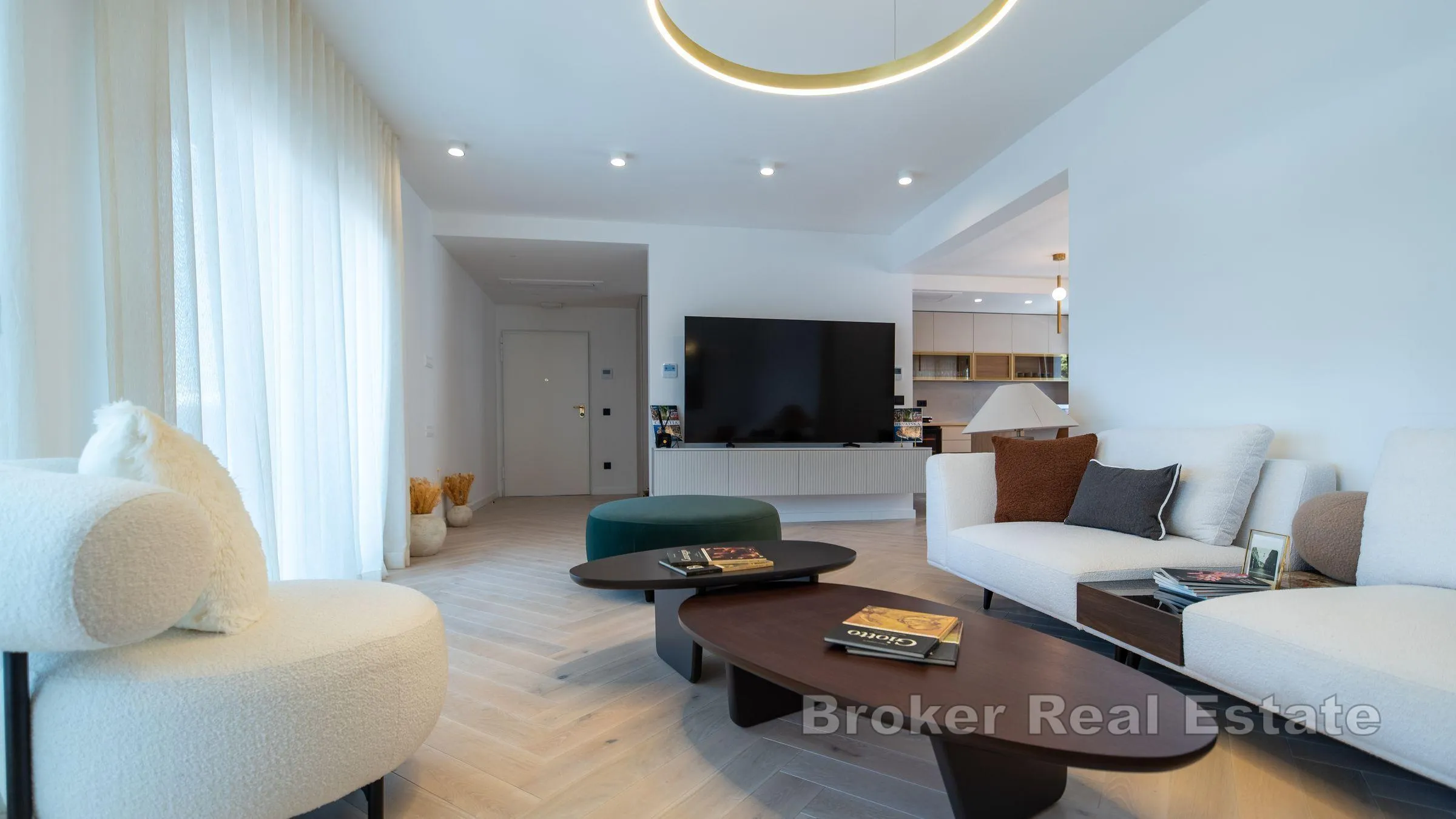 apartmanska kuća u centru - slika 12