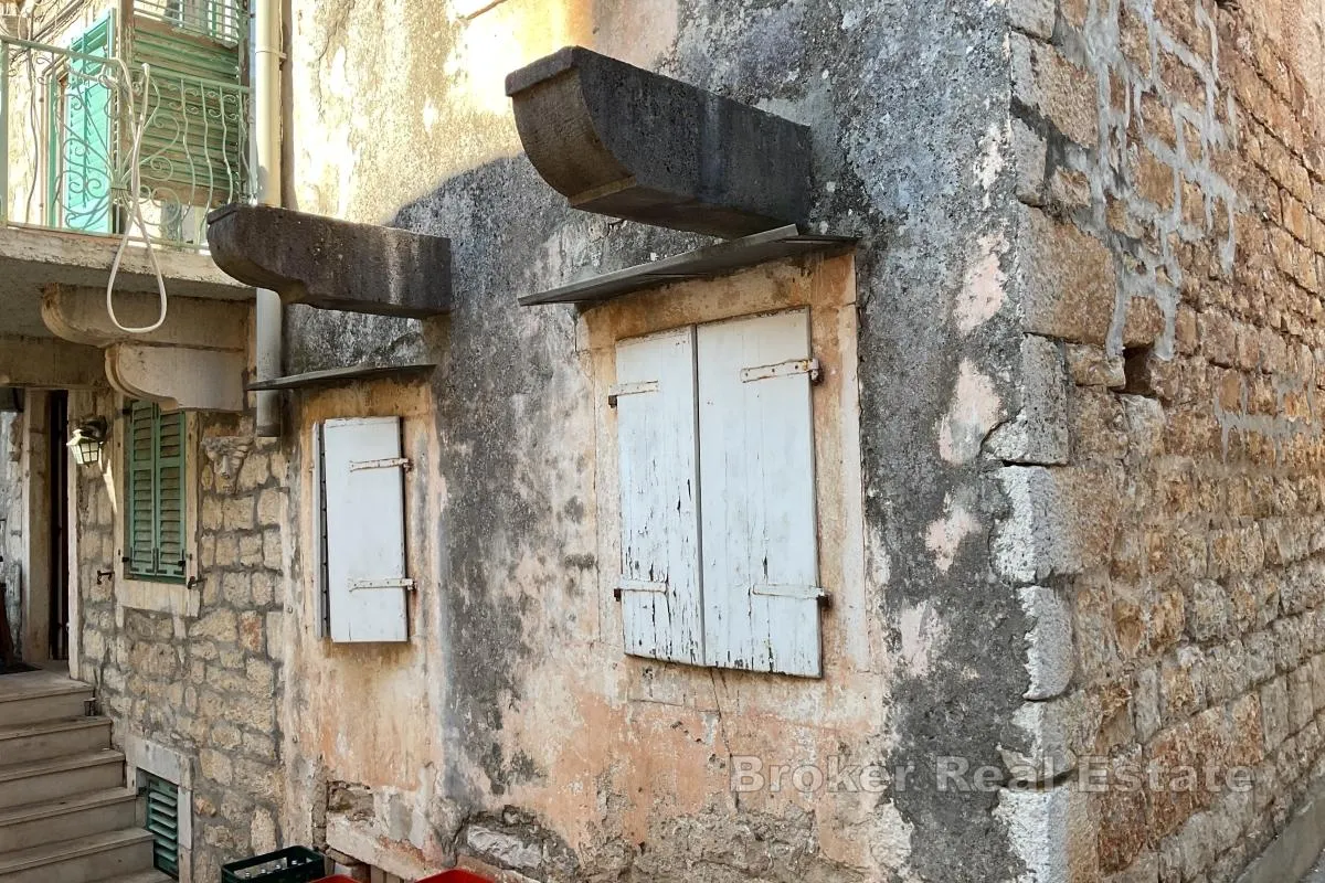 kamena kuća u staroj jezgri milne - slika 7