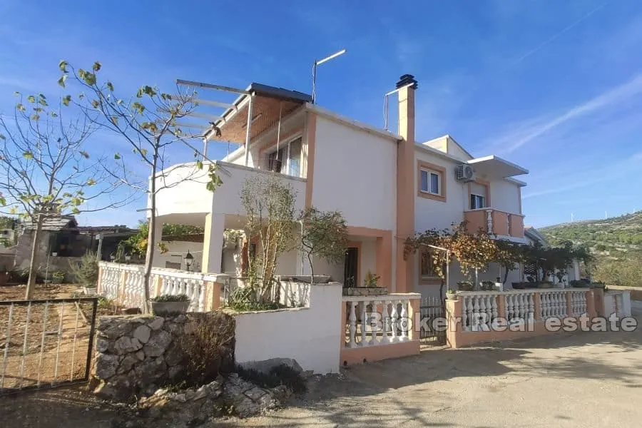 obiteljska kuća s dvorištem - slika 1