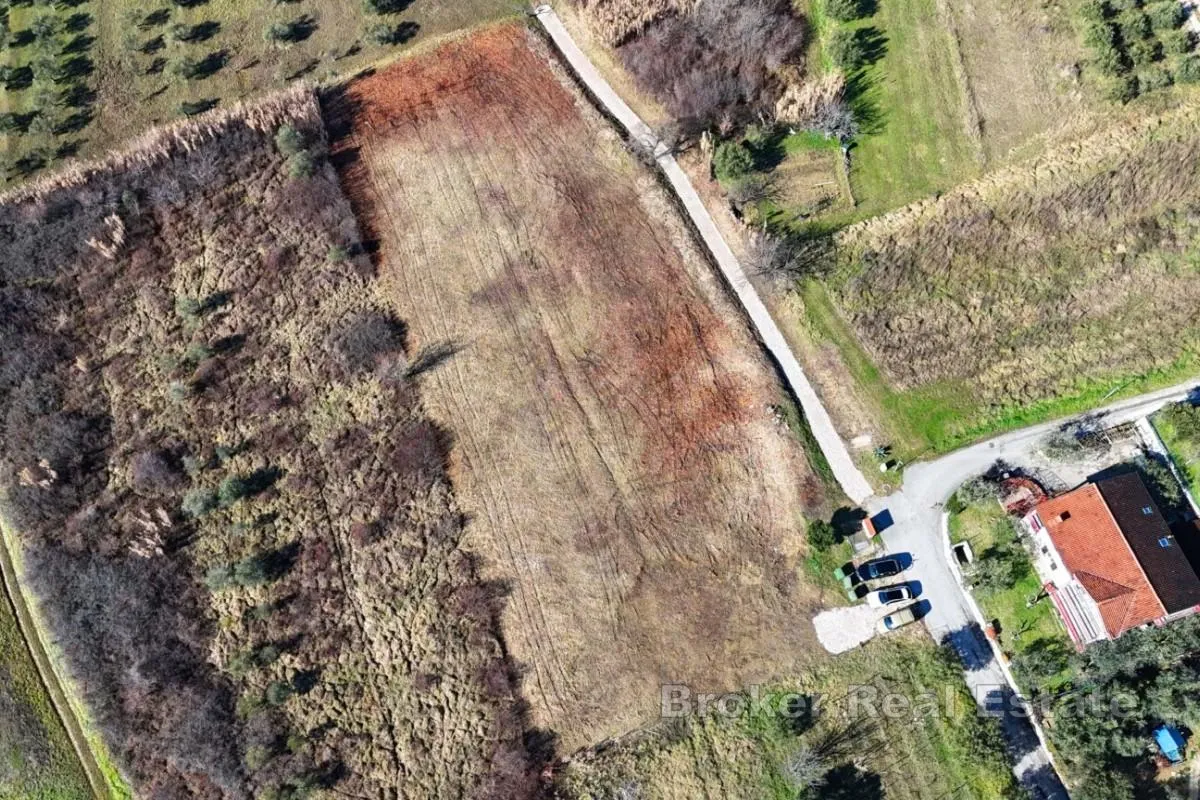 građevinsko zemljište s pogledom na more i potpunom infrastrukturom - slika 3