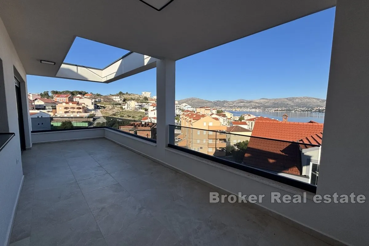 prostrani penthouse s pogledom na more - slika 14