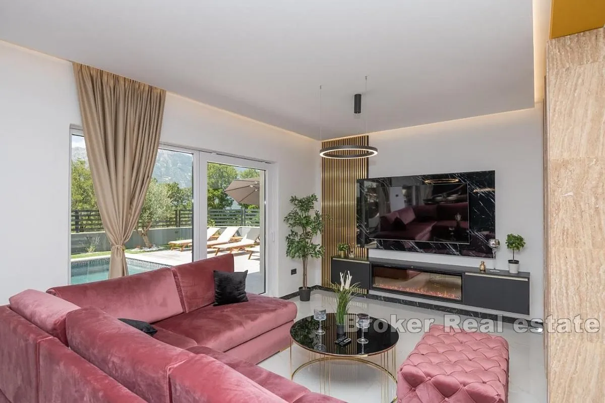 moderna vila s bazenom smještena u prirodnom okruženju - slika 3