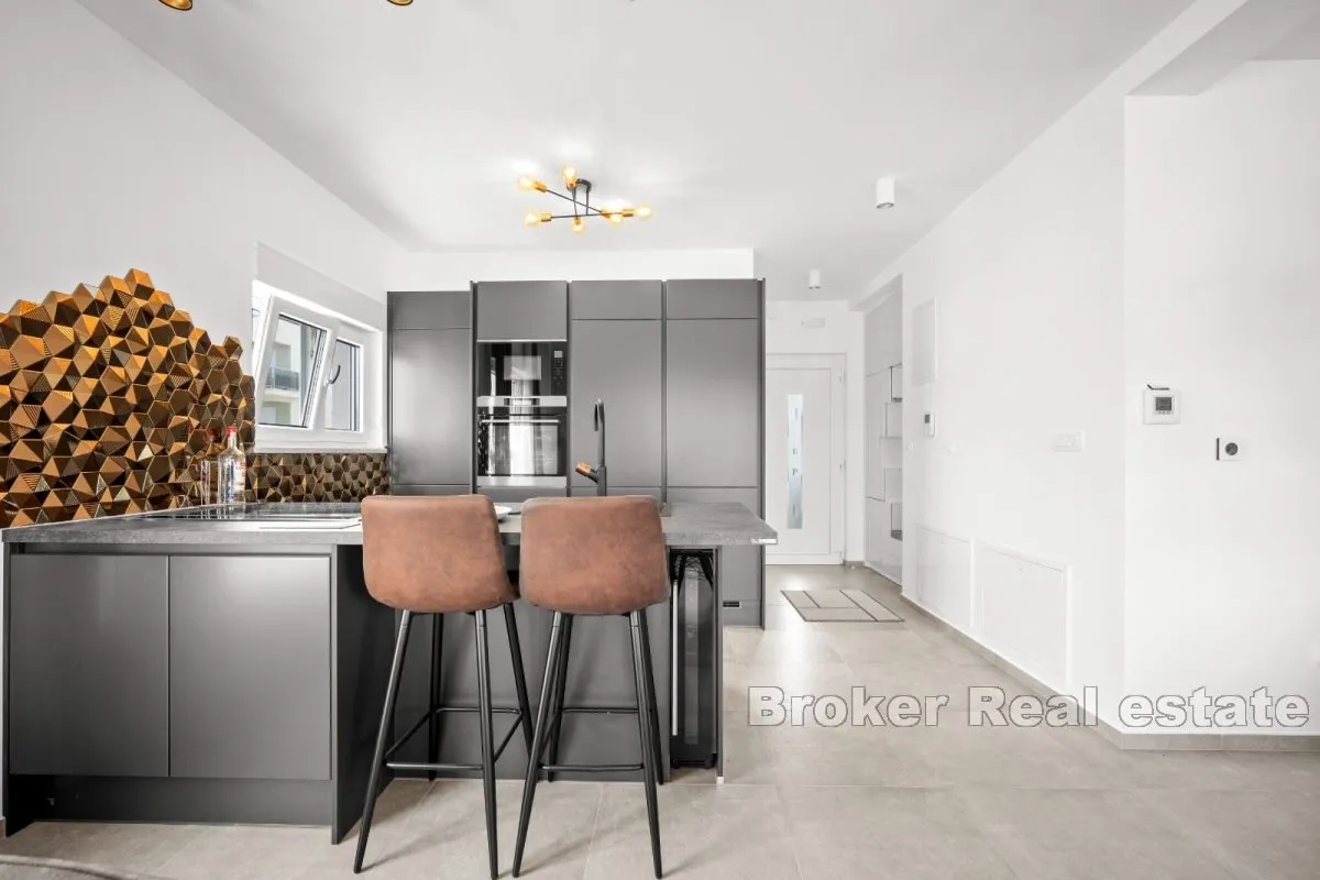 luksuzan penthouse s bazenom i prekrasnim pogledom na more - slika 7