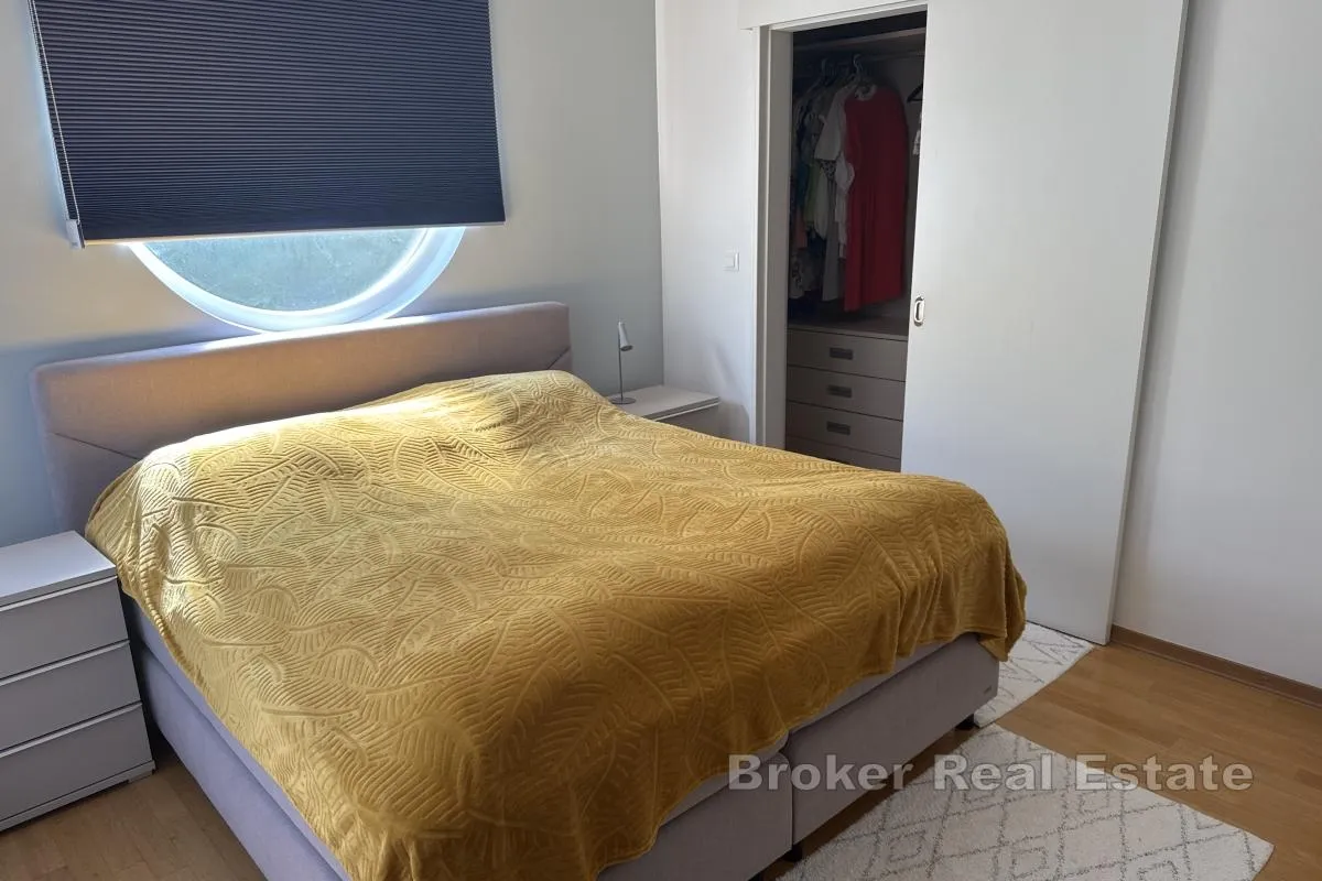 prostrani četverosbni stan u blizini plaže - slika 7