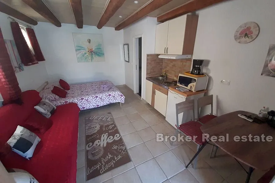 kuća s apartmanima i bazenom - slika 8
