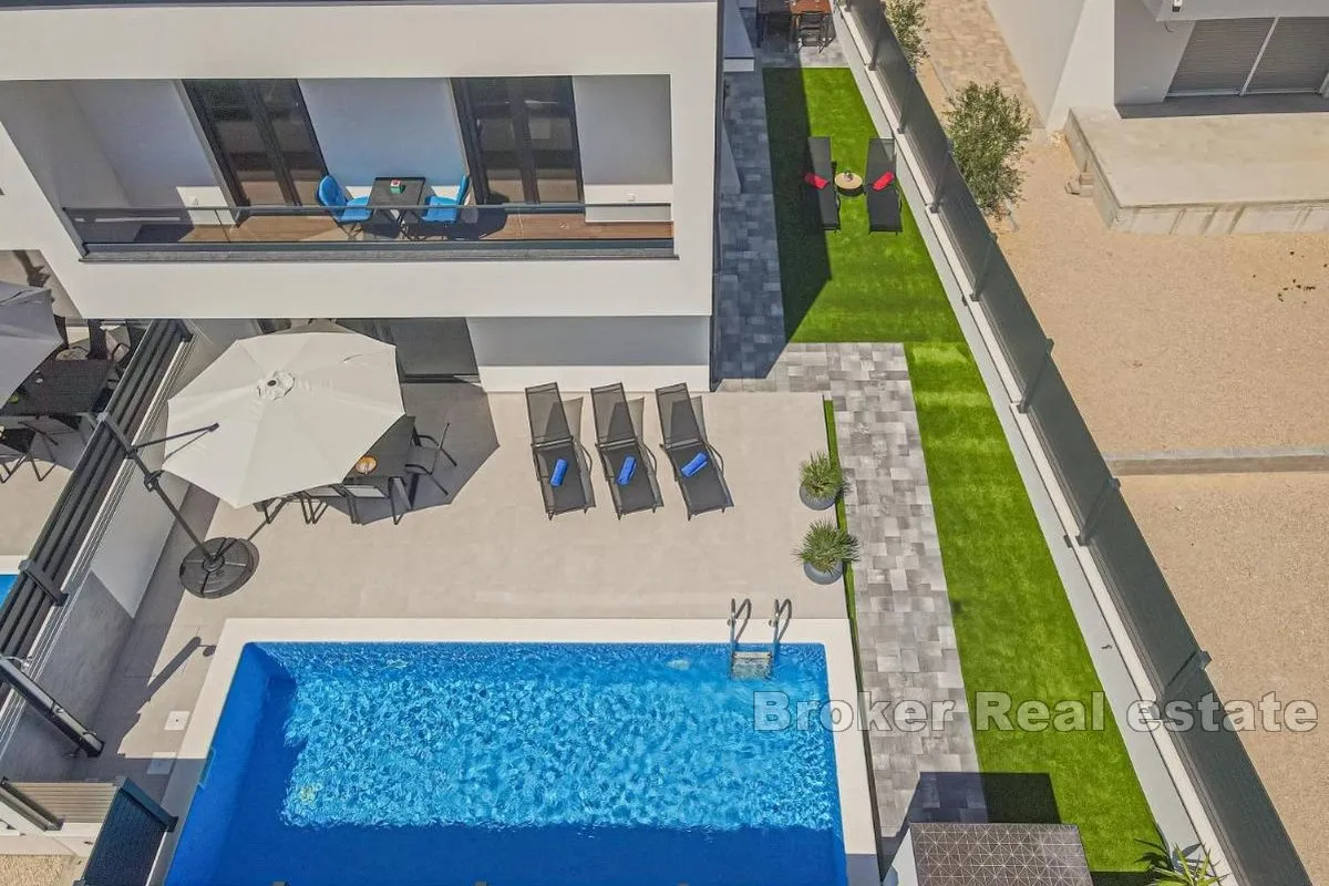 moderna dvojna vila s bazenom - slika 3