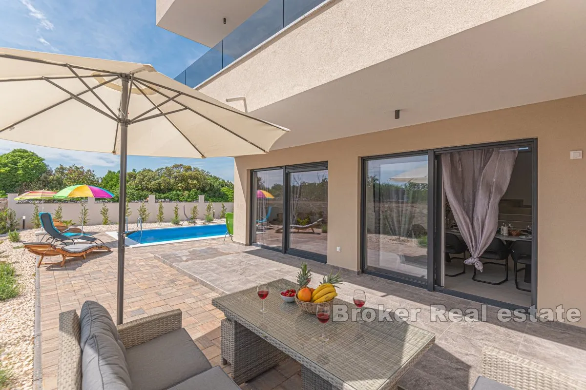 vila s bazenom - slika 5