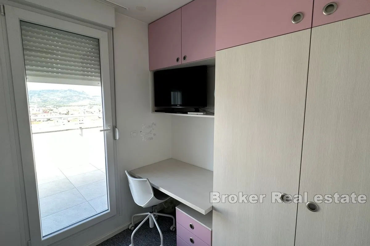 atraktivan penthouse s velikom terasom i jacuzzijem - slika 11