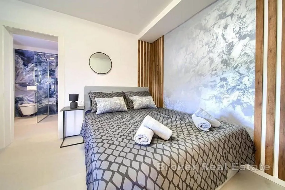 moderan dvoetažni apartman s bazenom - slika 6