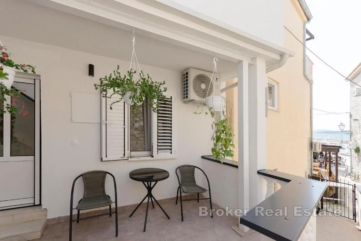 apartmanska kuća u centru grada - slika 10