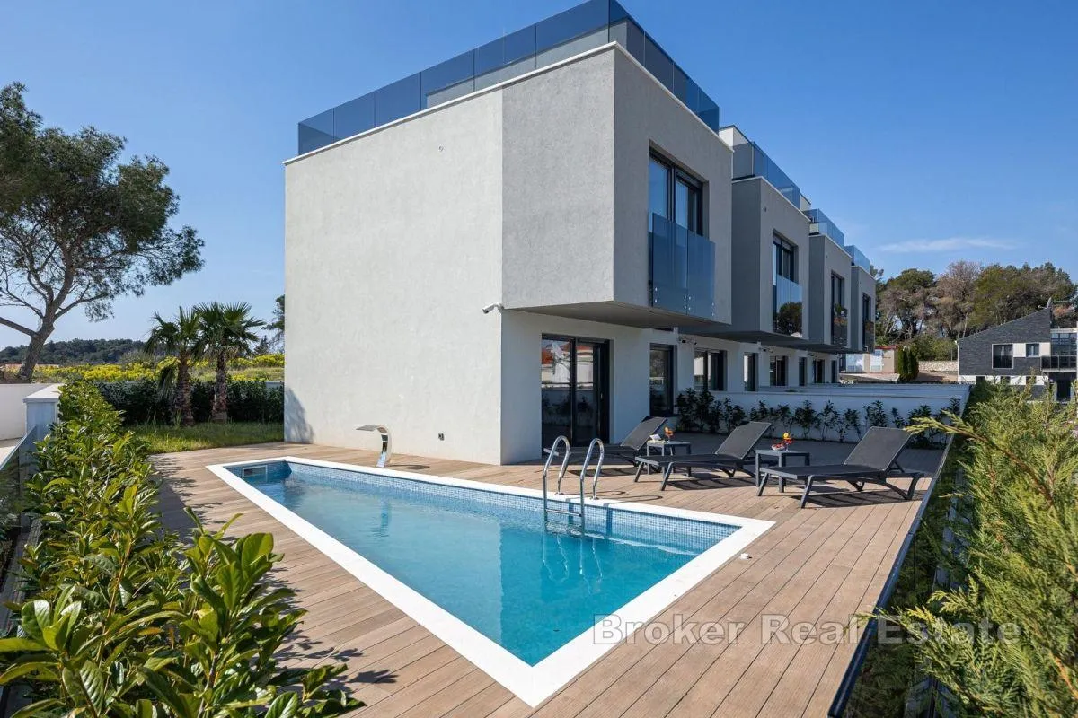 moderna vila s bazenom i pogledom na more - slika 16