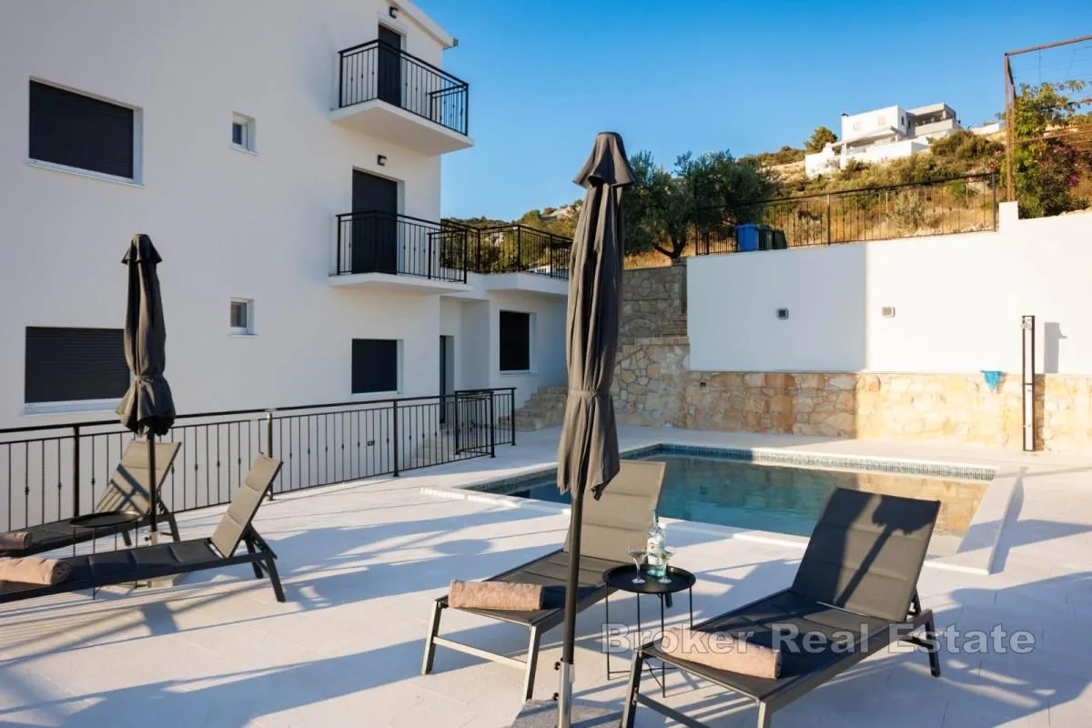villa u trećem redu do mora - slika 7