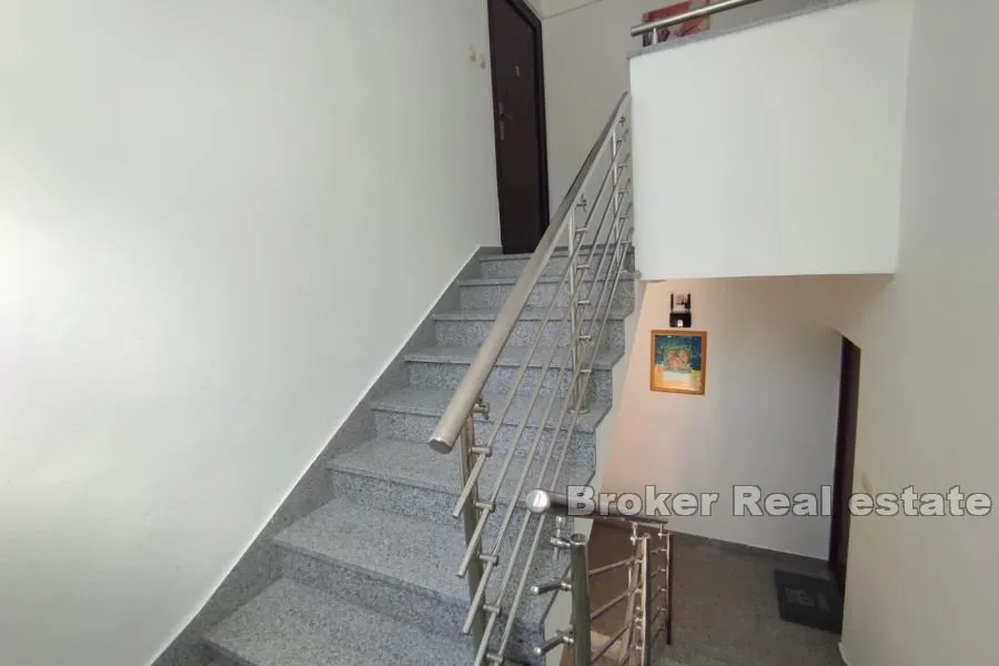 apartmanska kuća, drugi red do mora - slika 9