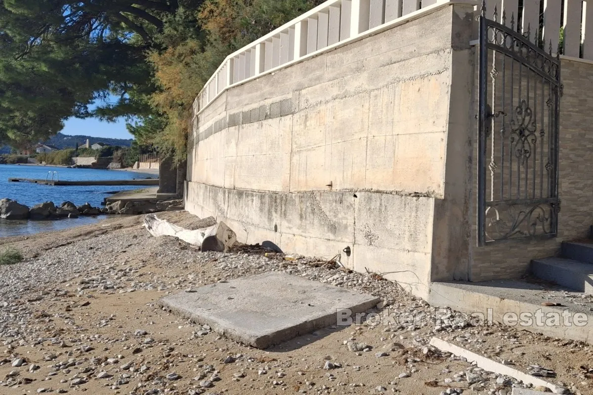 građevinsko zemljište s tri apartmana prvi red do mora - slika 15