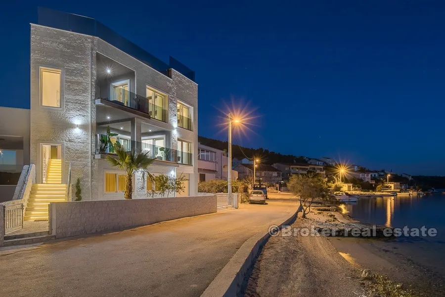 elegantna, novosagrađena vila, prvi red do mora - slika 2