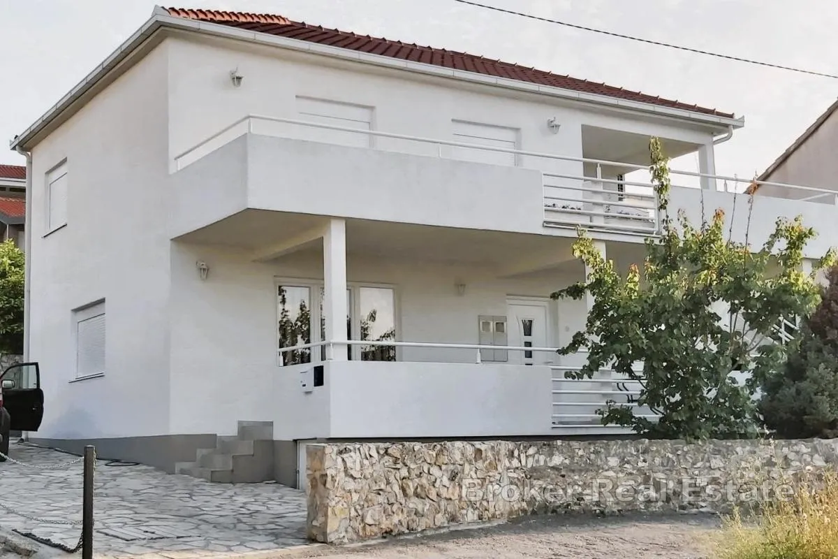 Samostojeća kuća blizu mora s dva stana i odličnom investicijskom prilikom - Žedno, Trogir