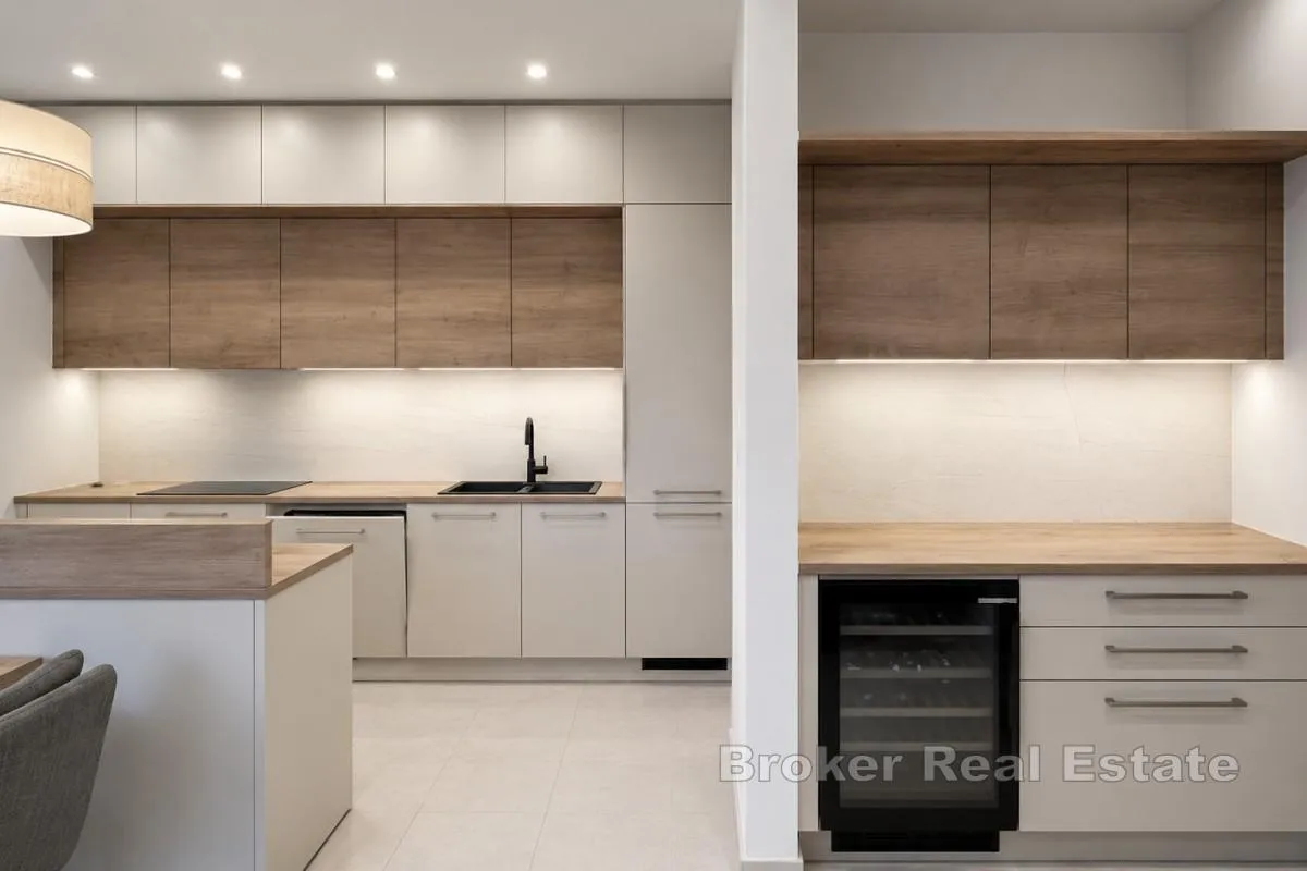 penthouse s krovnom terasom i pogledom na more - slika 5