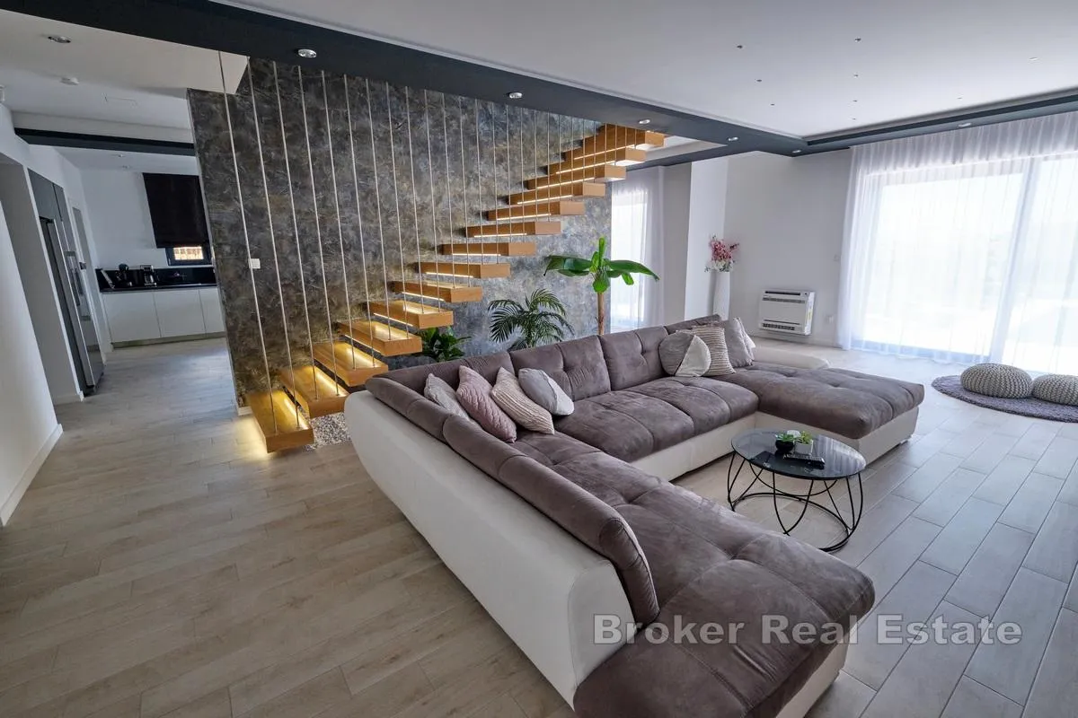 novoizgrađena villa s bazenom - slika 10