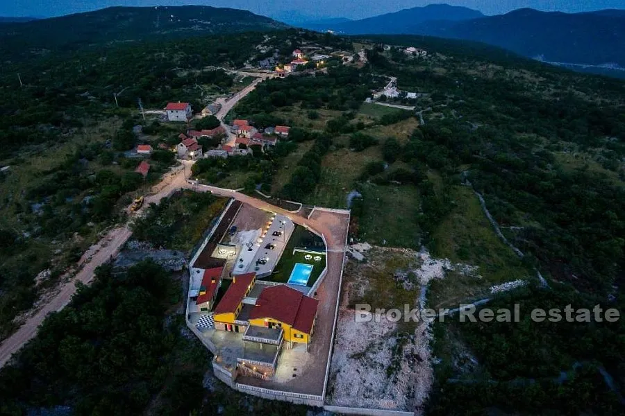 vila s bazenom u prekrasnoj prirodi - slika 20
