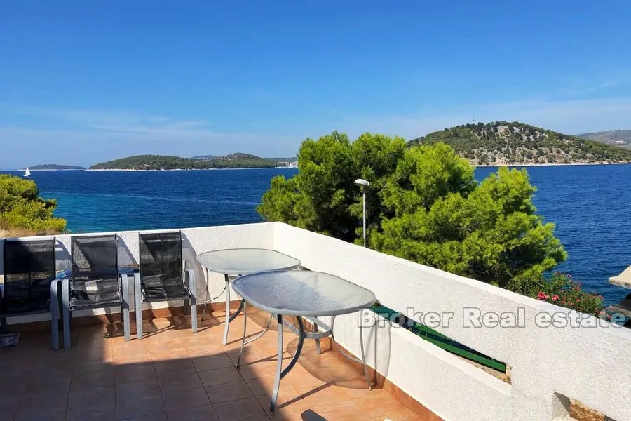 apartmanska kuća, prvi red do mora - slika 2