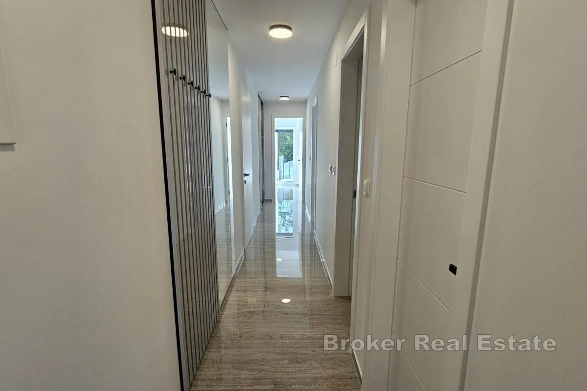 luksuzni apartman s bazenom - slika 13