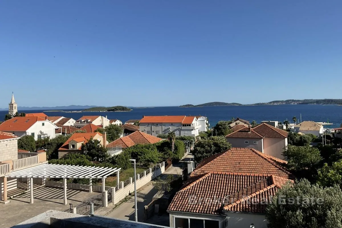 stan s bazenom i parkingom - slika 8