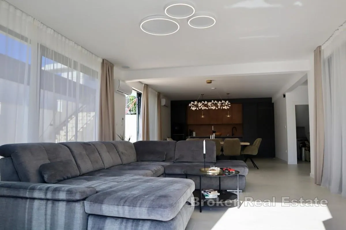 novoizgrađena vila s bazenom i pogledom na more - slika 6