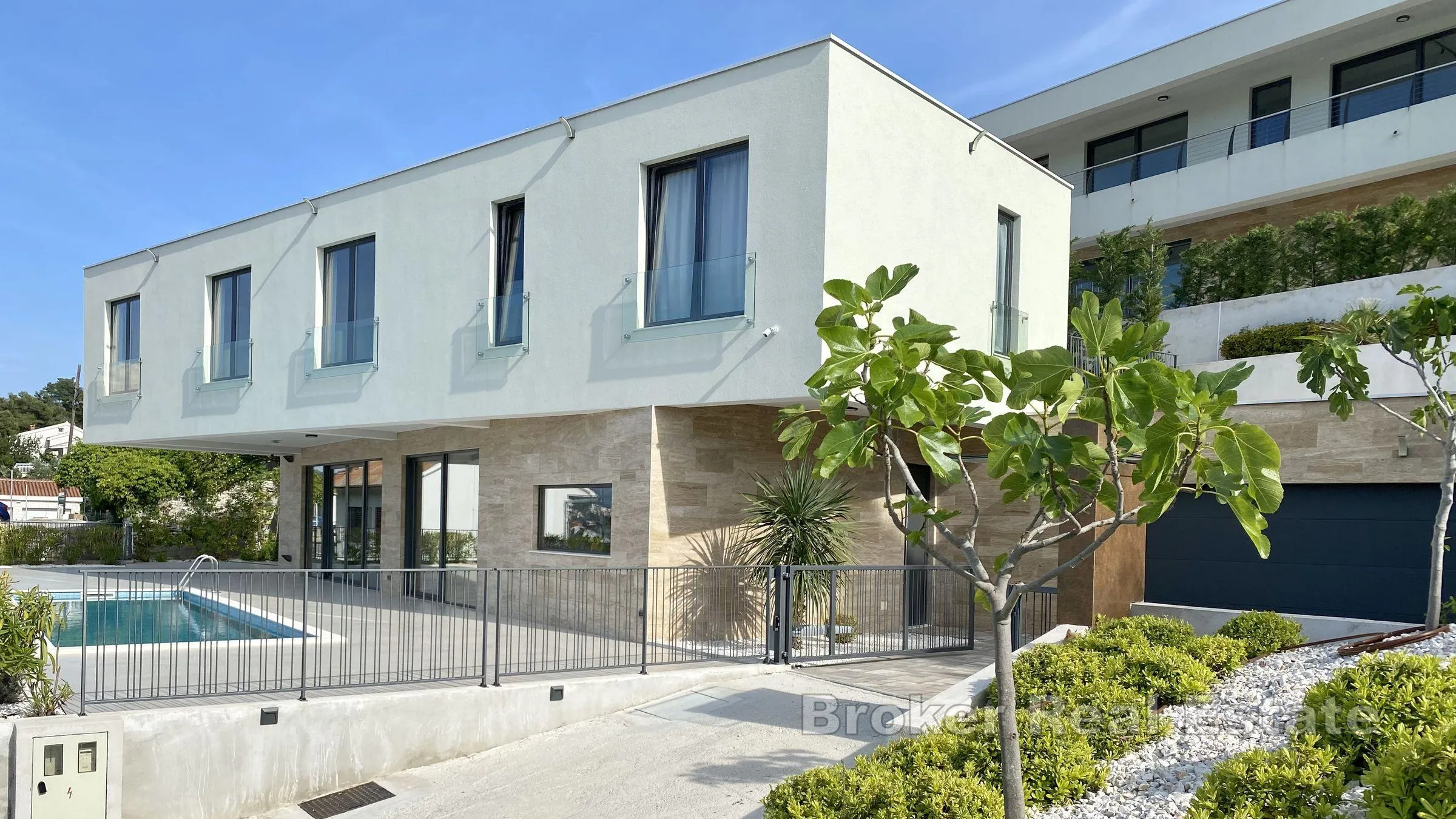 novoizgrađena vila s bazenom - slika 11