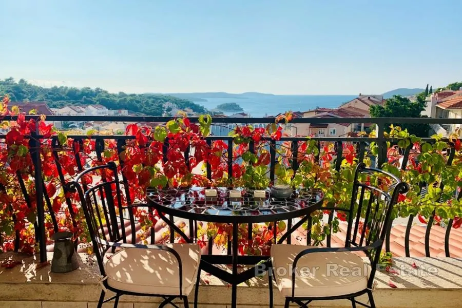 Kuća s uhodanim turističkim poslovanjem i pogledom na more - Hvar