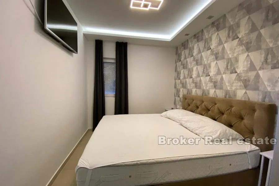 prostrana kuća s bazenom - slika 8