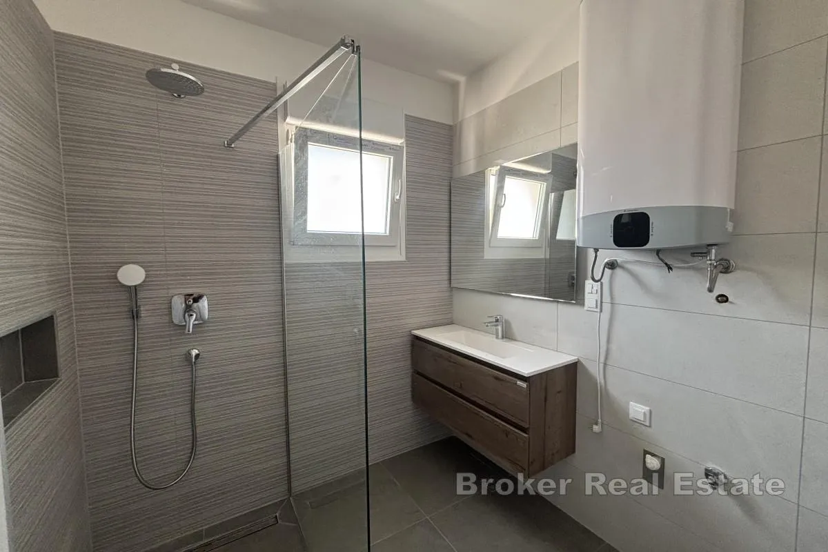 moderan apartman s vrtom i pogledom na more - slika 9