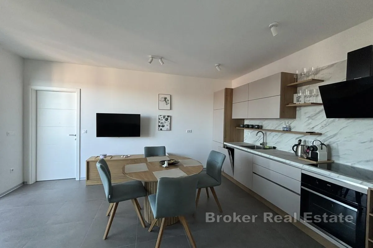 dvosoban penthouse stan s pogledom na more i krovnom terasom - slika 4