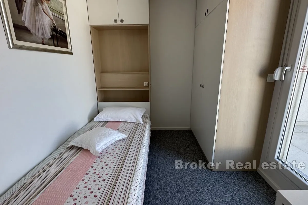 atraktivan penthouse s velikom terasom i jacuzzijem - slika 13