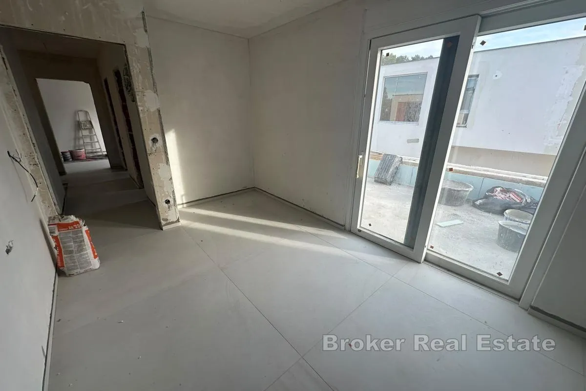 vila s pogledom na more i bazenom, u visokom roh-bau - slika 7