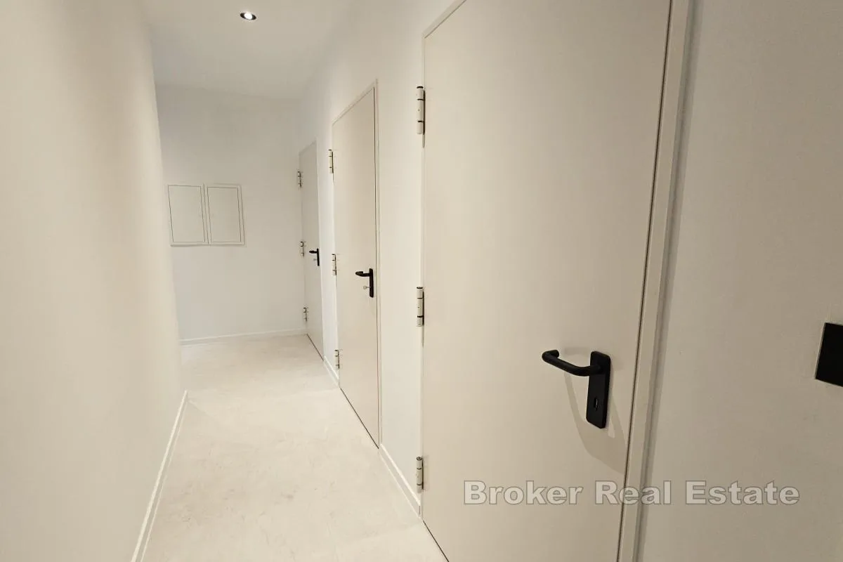 penthouse s krovnom terasom i bazenom - slika 12