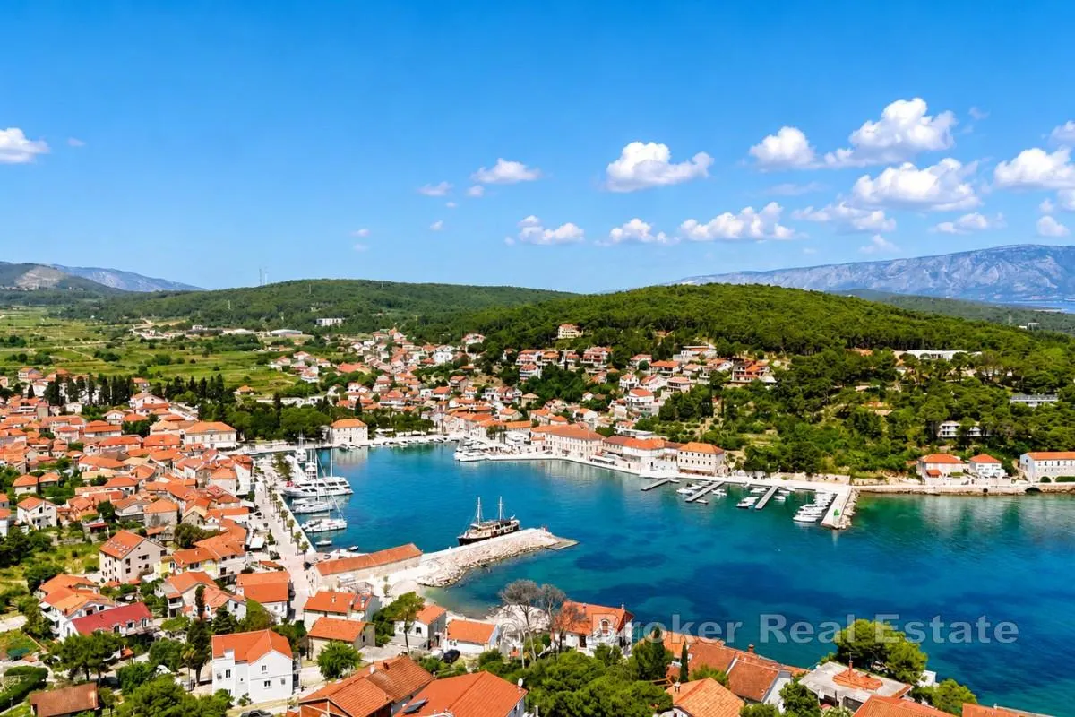 Kamena kuća s dvije stambene jedinice i dvorištem - centar Jelse - Hvar