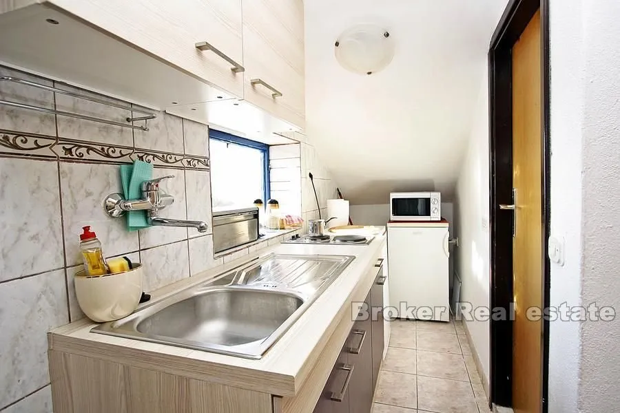 dvojna kuća s tri apartmana - slika 7