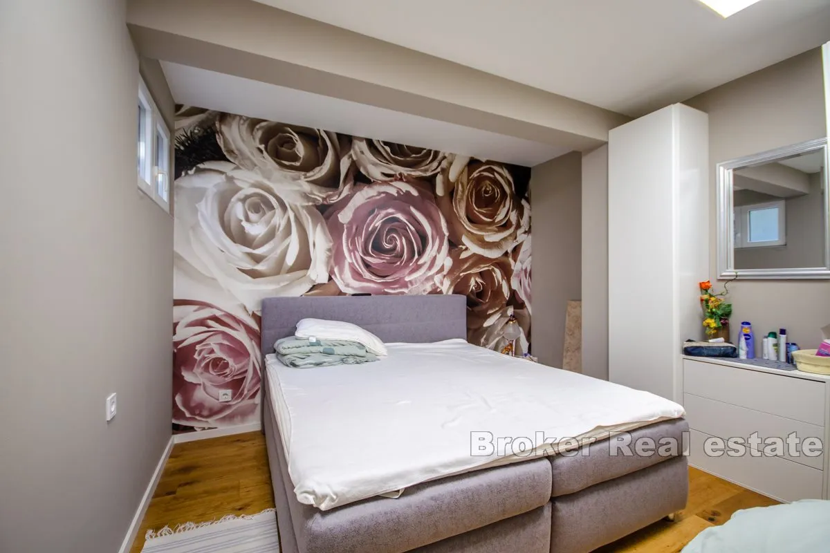 vila s bazenom u blizini mora - slika 17